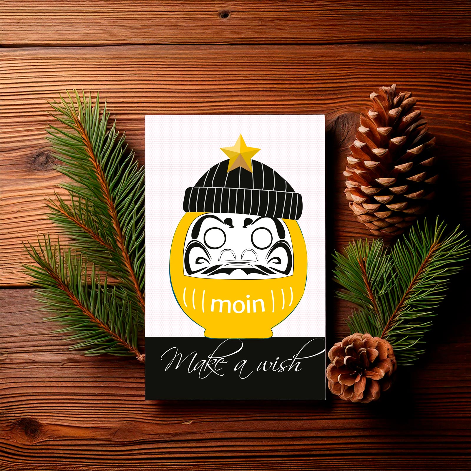 Postkarte mit Daruma-Motiv, dekoriert mit Tannenzweigen.